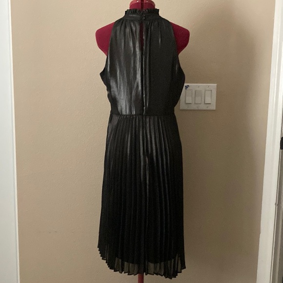 Simply Vera Wang pleated lined black sleeveless/in cut neck dress 100% polyester - Picture 2 of 9